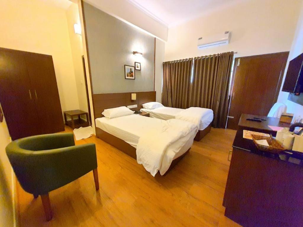 Emperor-Hotel Rachana Continental Pvt Ltd Kizhake Chalakudi Exterior photo