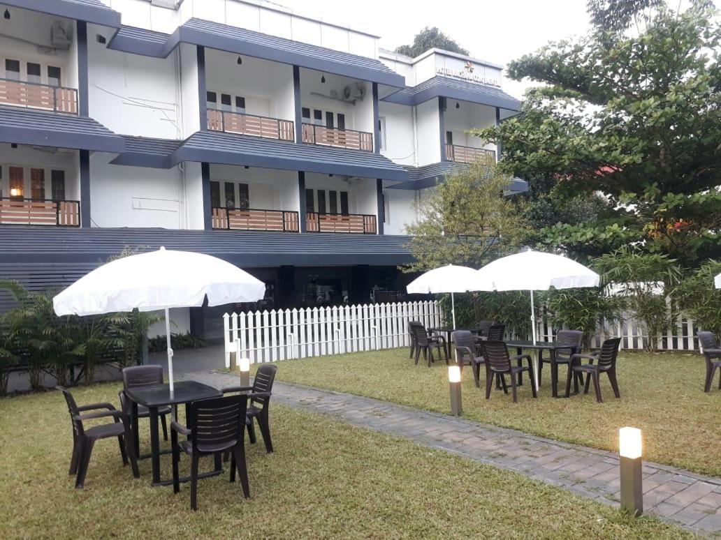 Emperor-Hotel Rachana Continental Pvt Ltd Kizhake Chalakudi Exterior photo