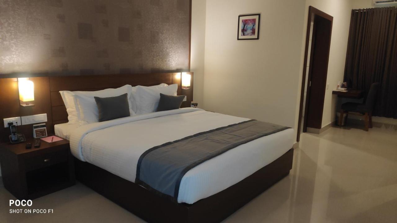 Emperor-Hotel Rachana Continental Pvt Ltd Kizhake Chalakudi Exterior photo